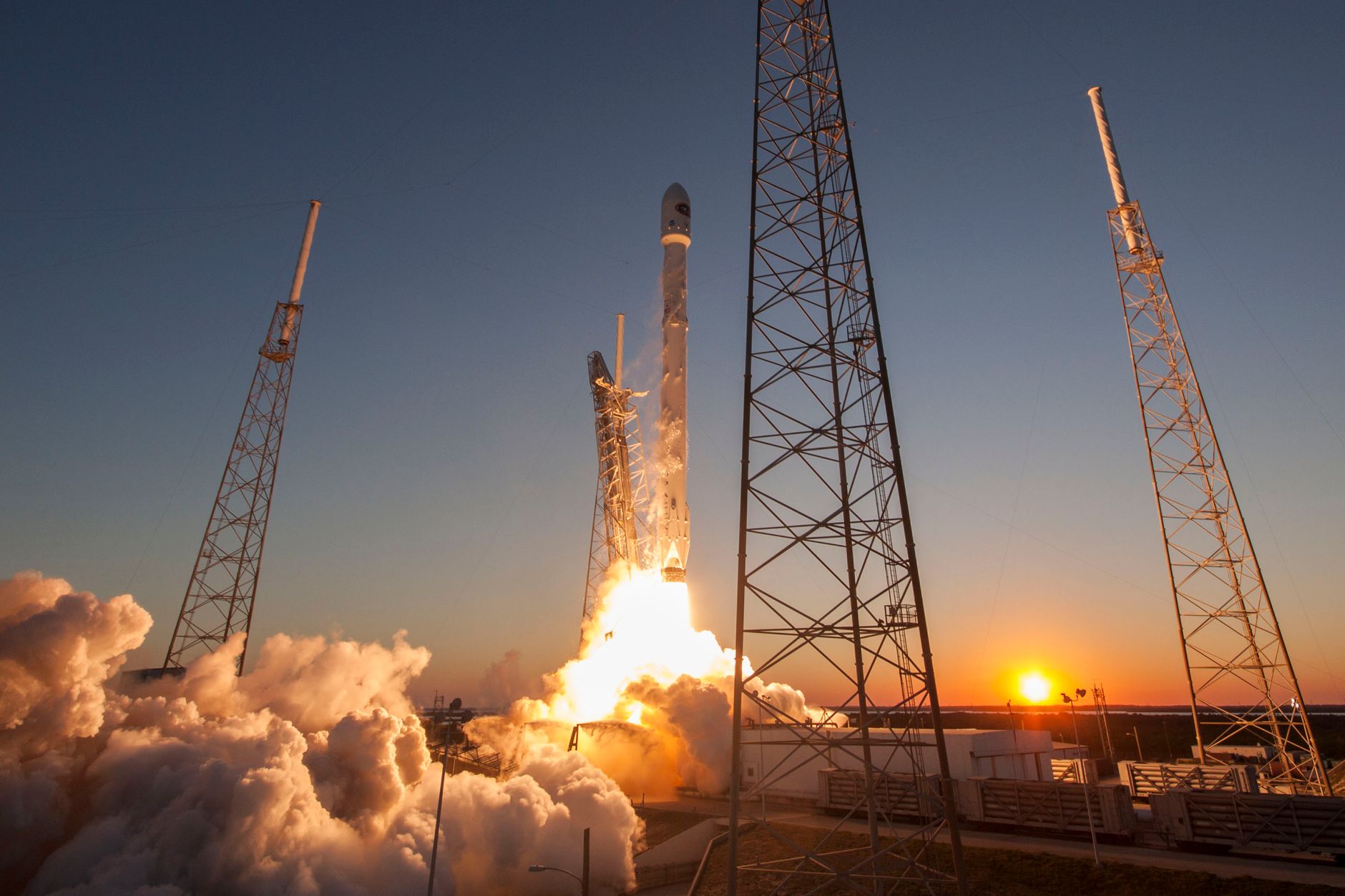 D.E. Shaw's Q2 13F Shows a Real AI-Infrastructure Rotation: In to SpaceX, Out of Broadcom