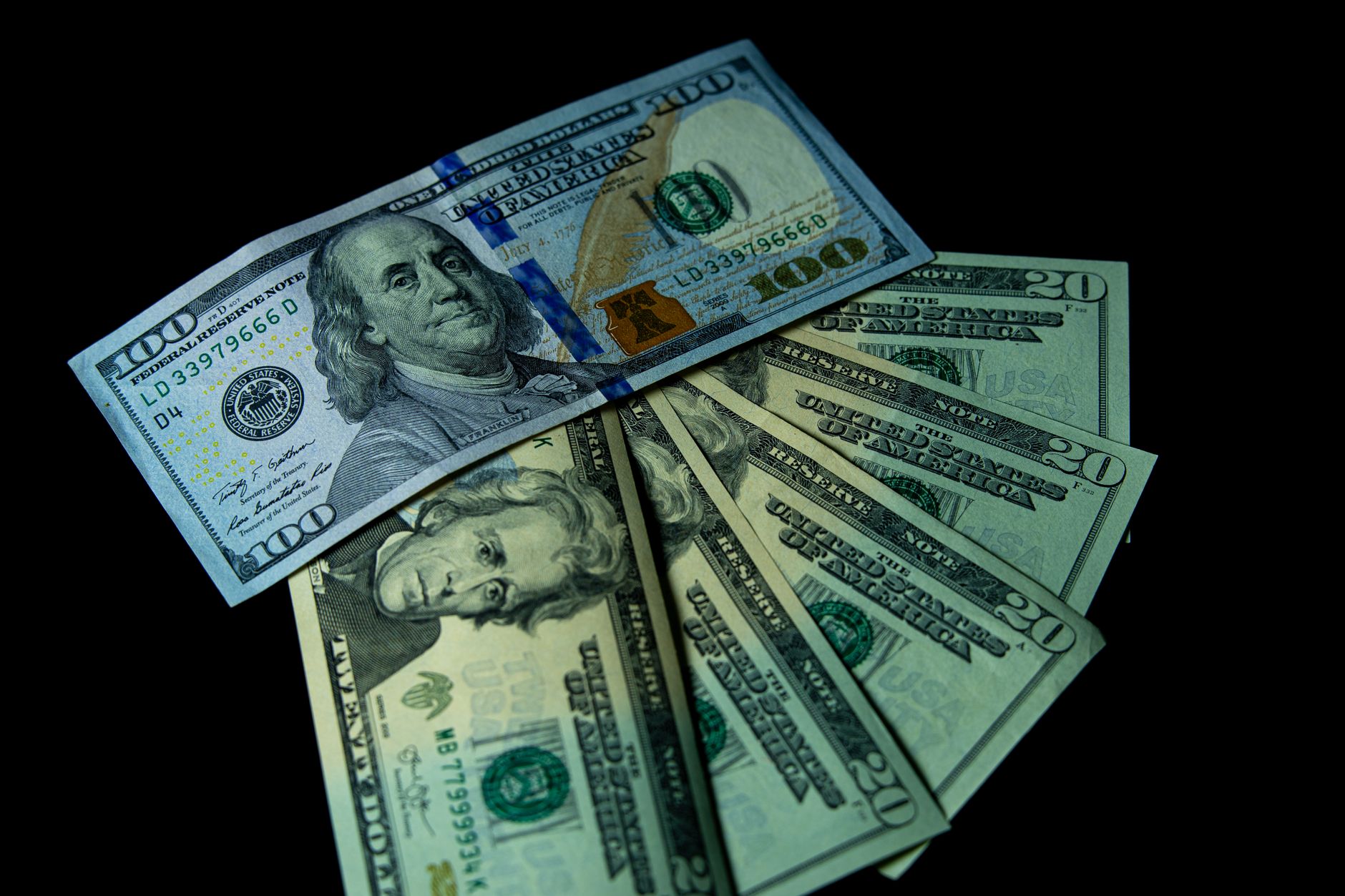 Strategy’s Cash-Funded Bitcoin Buy Puts MSTR’s Discount at the Center of the Trade