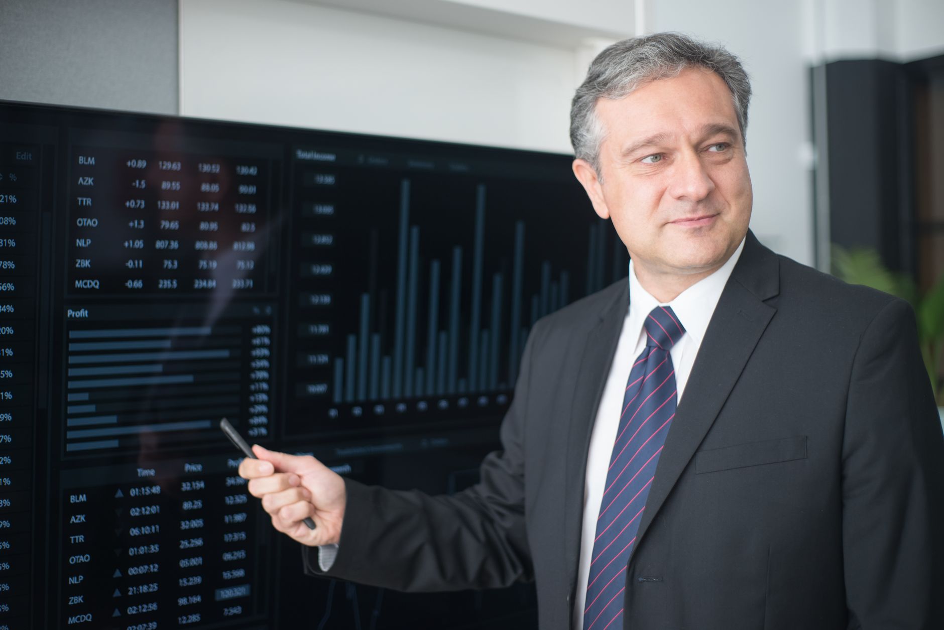 Applied Materials: A Record Quarter Met with a Sharp Valuation Reset and Insider Selling
